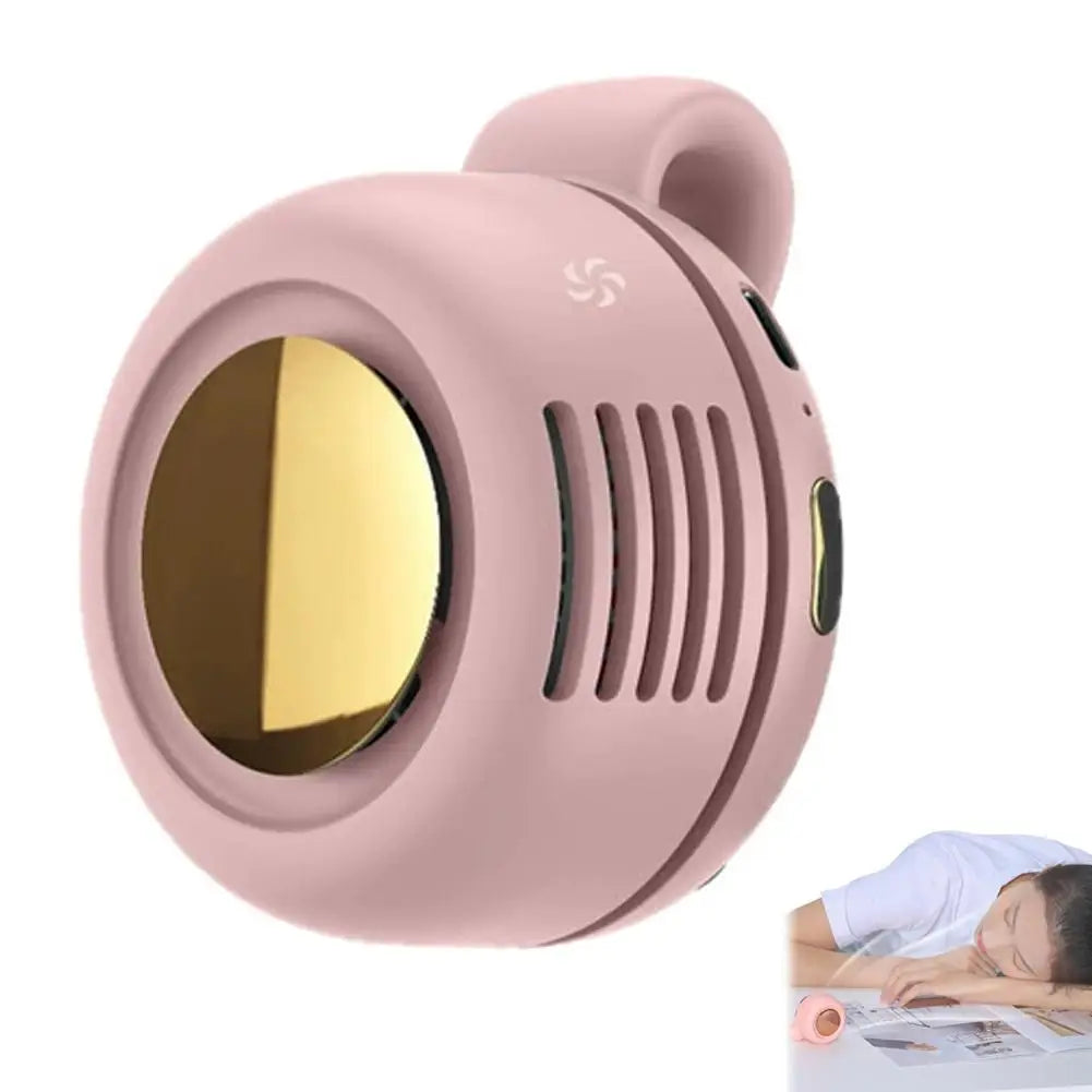 Mini ventilador portátil color rosa, uso mientras se descansa en el escritorio